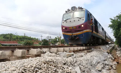Ngành đường sắt cơ bản khắc phục được các vị trí hư hỏng để thông tàu trên toàn tuyến