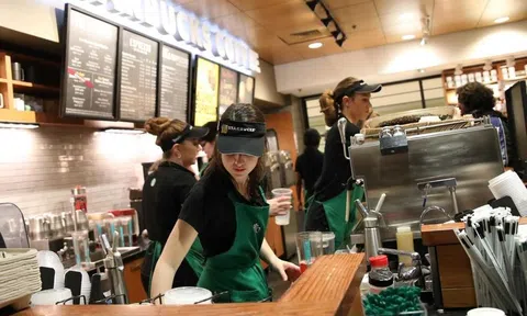 Starbucks sẽ tăng lương nhân viên ở Mỹ trong thời kỳ khủng hoảng thiếu lao động