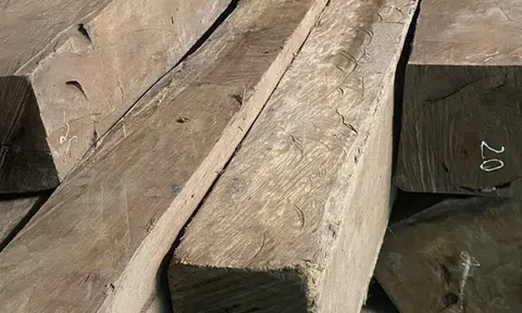 Phát hiện 40 khúc gỗ nghi nhập lậu