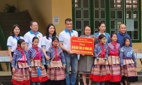 Lào Cai: Lớp K73-CO3 Học viện Chính trị Quốc gia Hồ Chí Minh trao tặng quà cho 3 đơn vị trường học xã Bản Phố