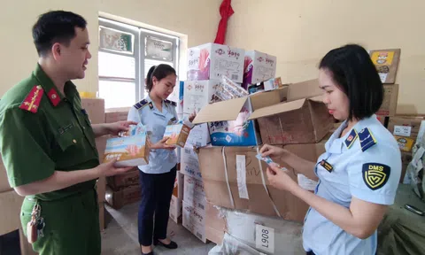 Phát hiện gần 13.000 thanh cua ăn liền và kẹo dẻo không rõ nguồn gốc 