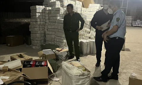 Phát hiện kho hàng "khủng" mỹ phẩm và phụ tùng xe không rõ nguồn gốc xuất xứ tại huyện Thanh Trì (Hà Nội)