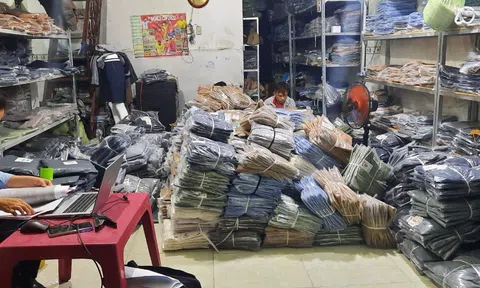 Phát hiện hơn 1.600 chiếc quần kaki nghi giả mạo nhãn hiệu Under Armour