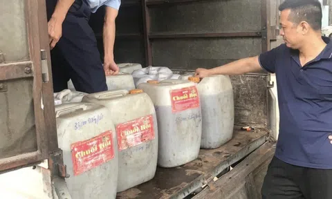 Phát hiện xe tải chở 800 lít rượu chuối hột không được dán tem rượu sản xuất để tiêu thụ trong nước