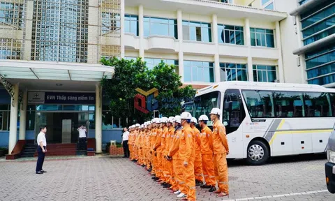 Điện lực Quảng Ninh hỗ trợ tỉnh Hà Tĩnh khắc phục lưới điện sau bão