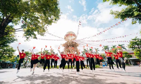 Du khách đổ về Bãi Cháy ngắm pháo hoa, ‘săn’ khoảnh khắc rực rỡ cờ hoa dịp lễ 2/9