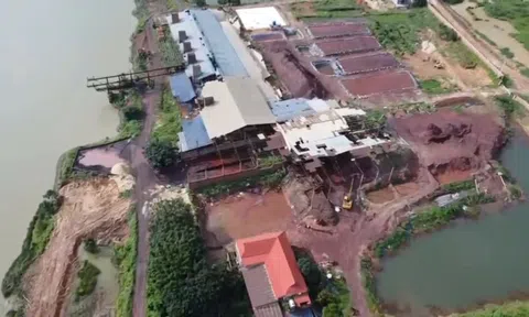 Khởi tố 3 đối tượng đổ hơn 900 tấn chất thải ra môi trường