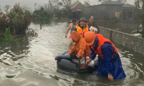 Hà Tĩnh: Mưa lớn gây ngập lụt, hàng trăm hộ dân được sơ tán đến nơi an toàn
