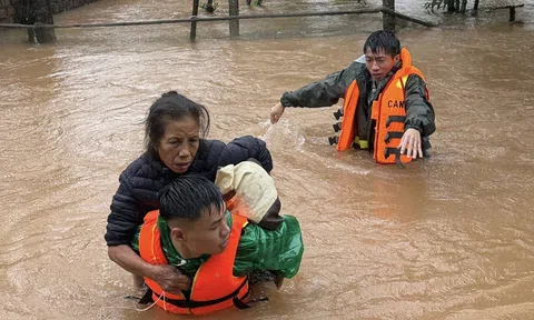 Hà Tĩnh: Mưa lũ phức tạp, hàng ngàn hộ dân bị ngập sâu, nước lũ dâng gần 2m