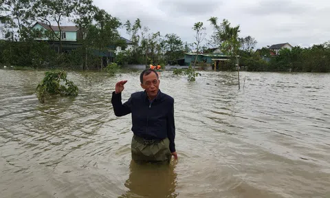 Hà Tĩnh: Người trưởng thôn già “bỏ nhà” đi hỗ trợ bà con lũ lụt