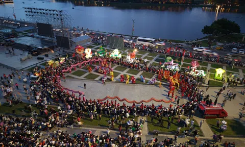 Hàng ngàn người dân đón Trung thu quanh hồ Xuân Hương Đà Lạt