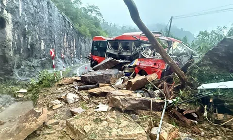 Sạt lở liên tiếp ở  đèo Khánh Lê: 6 người chết, hàng chục người mắc kẹt trong đêm