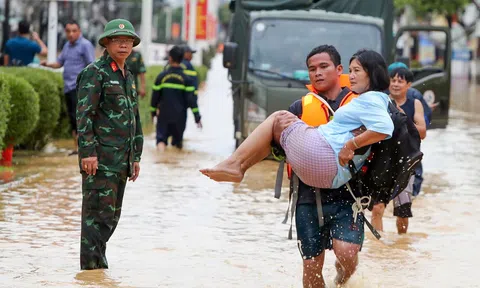 Khu vực Tây Nha Trang ngập sâu, lực lượng cứu hộ gấp rút ứng cứu dân