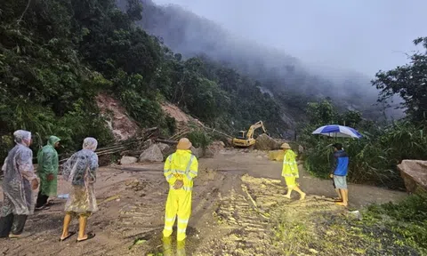 Cảnh sát giao thông giải cứu 20 người mắc kẹt giữa đèo Khánh Lê suốt 2 ngày