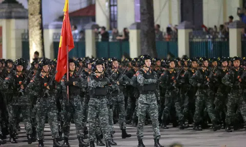 Hà Nội rộn ràng khí thế quân dân trong đêm hợp luyện diễu binh kỷ niệm 80 năm Cách mạng Tháng Tám và Quốc khánh 2/9