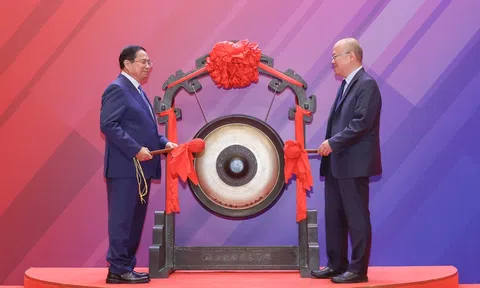 Thủ tướng Phạm Minh Chính đánh cồng khai mạc phiên giao dịch tại sàn giao dịch chứng khoán lớn nhất châu Á