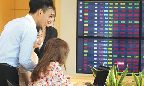 Chứng khoán lên đỉnh 3 năm, nhà đầu tư ồ ạt mở tài khoản