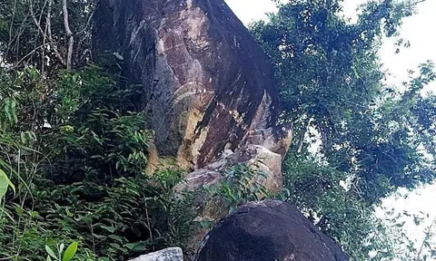 Quảng Ngãi: Nguy cơ khối đá nặng hàng chục tấn đổ sập, uy hiếp dân cư