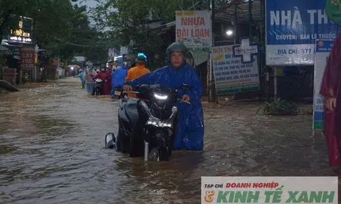 Đà Nẵng mưa lớn, nhiều tuyến đường ngập sâu hơn nửa mét