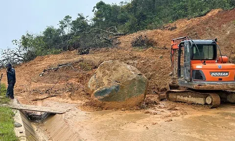 Đà Nẵng: Hàng nghìn khối đất đá sạt lở, chia cắt tuyến đường cửa khẩu phụ Tây Giang - Kà Lừm