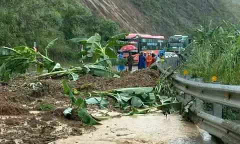 Sạt lở nghiêm trọng trên đèo Lò Xo, giao thông tê liệt do mưa lớn