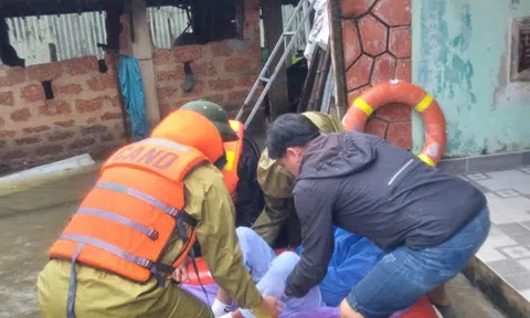 Đà Nẵng khẩn cấp ứng phó mưa lũ, sạt lở đất lan rộng ở các huyện miền núi