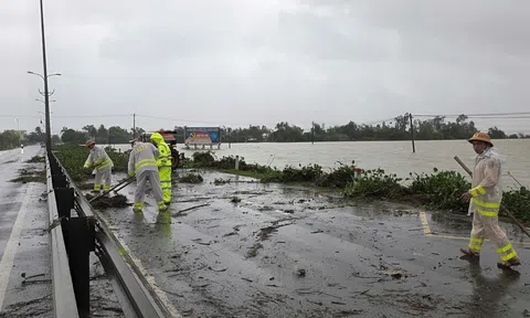Cảnh sát giao thông Đà Nẵng dầm mưa thu dọn bèo, thông tuyến Quốc lộ 1A qua xã Chiên Đàn và Thăng Điền