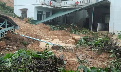 Sạt lở núi trong đêm, trạm y tế xã ở Quảng Ngãi bị vùi lấp