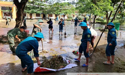 Đà Nẵng: Lực lượng dân quân và Trung đoàn 143 hỗ trợ dọn dẹp trường học sau lũ tại xã Thăng Điền