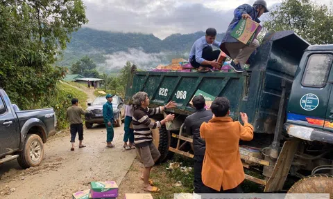 Quảng Ngãi: Hơn 100 người mở đường mòn gùi lương thực cho 5 thôn bị cô lập