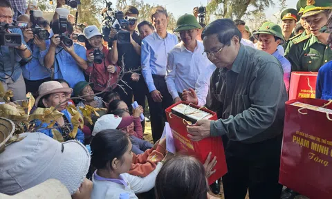 Thủ tướng thăm hỏi, động viên người dân Gia Lai sau bão số 13