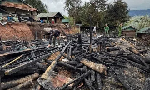 Quảng Ngãi: Cháy lớn thiêu rụi hai căn nhà của đồng bào Xơ Đăng ở Ngọc Linh