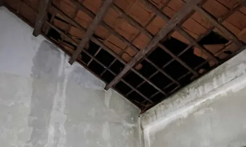 Đà Nẵng: Lốc xoáy xuất hiện lúc nửa đêm, hàng chục nhà dân bị tốc mái, hư hỏng