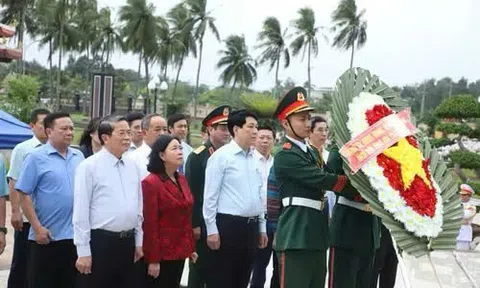 Chủ tịch nước Lương Cường dâng hương tri ân các Anh hùng Liệt sĩ tại Nghĩa trang Điện Bàn