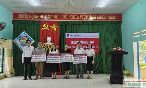 Agribank Thăng Bình trao 200 triệu đồng hỗ trợ các trường học tại Đà Nẵng khắc phục hậu quả mưa lũ