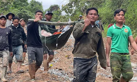 Đà Nẵng: Chuyển một ca sinh khó từ xã La Êê đến Trung tâm y tế Nam Giang an toàn