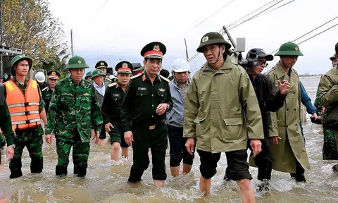 Đại tướng Phan Văn Giang động viên người dân vùng lũ Gia Lai, chỉ đạo lực lượng quân đội hỗ trợ tối đa