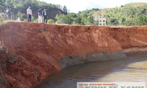 Quảng Ngãi: Suối Đăk Ter sạt lở, đổ sập nhà dân, uy hiếp hàng trăm hộ dân