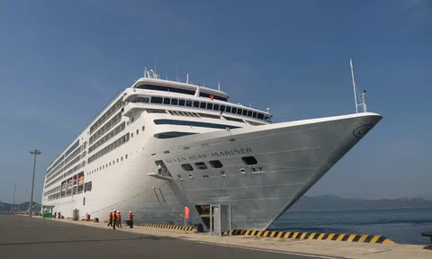 Cảng quốc tế Cam Ranh đón chuyến tàu du lịch Seven Seas Mariner với 650 du khách