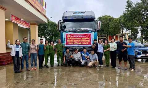 Công an Đắk Lắk vượt hàng trăm km cứu trợ vùng lũ