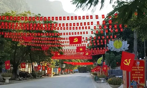 Cờ hoa rực rỡ, chào mừng Đại hội Đảng bộ tỉnh Tuyên Quang