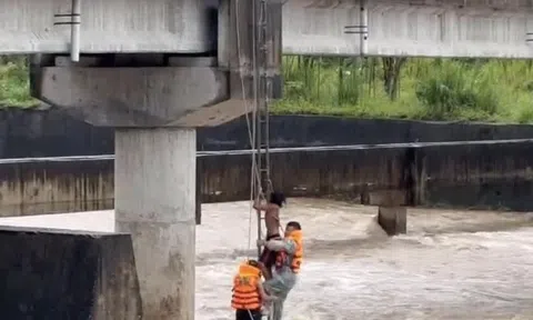 Nghẹt thở cảnh giải cứu người đàn ông mắc kẹt dưới gầm cầu khi lũ lên