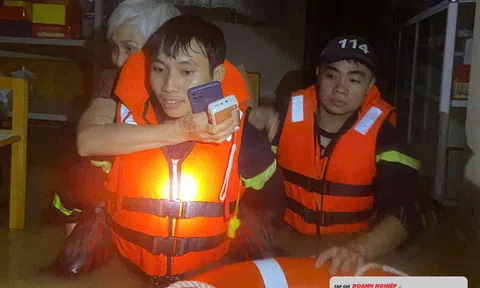 Trắng đêm cứu hộ, đưa người dân ra khỏi vùng ngập úng ở Tuyên Quang