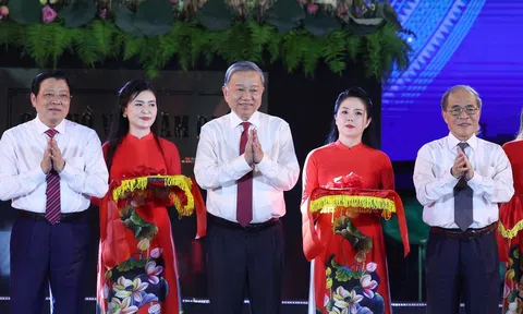 Tổng Bí thư Tô Lâm dự khai mạc Lễ hội Làng Sen 2025 và khánh thành tượng đài "Bác Hồ về thăm quê"