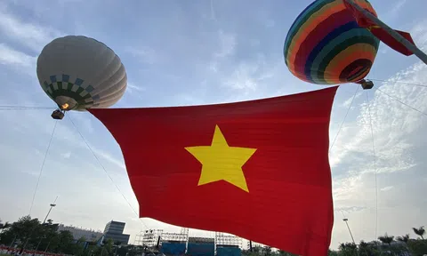 Cờ tổ quốc rộng 2.025m2 tung bay trên quảng trường Hồ Chí Minh
