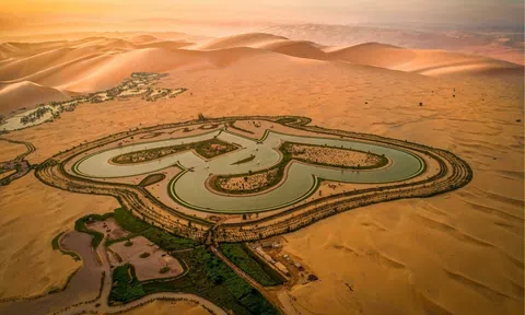 Hồ tình yêu hình trái tim khổng lồ nổi bật giữa sa mạc Dubai