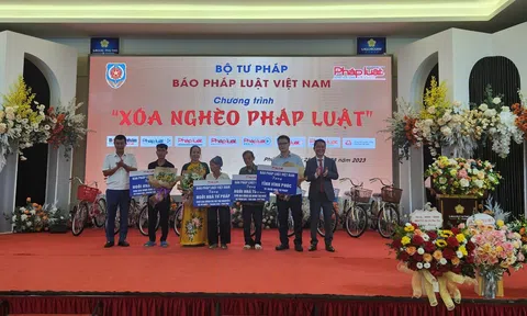 Báo Pháp luật Việt Nam trao quà an sinh tại Chương trình “Xoá nghèo pháp luật”