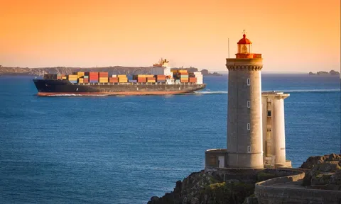 Vận tải biển toàn cầu trì hoãn thuế carbon dưới sức ép Mỹ