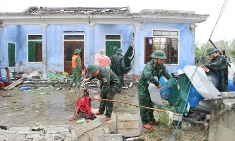 Cấp tốc dựng lại mái nhà cho miền Trung sau bão lũ