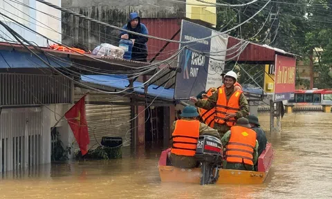 Thủ tướng chỉ đạo xây dựng nhà ở khẩn cấp cho vùng lũ